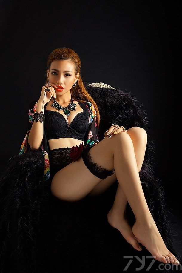 模特是目前非常流行的一个行业，当然也成为了千千万万宅男们休闲时的看点之一，看惯了各种清纯的美女们今天就来换下风格吧，这组性感模特私房写真，精致的妆容，闪亮的配饰，搭配黑色内衣，高端大气上档次，同时又不又不失性感。