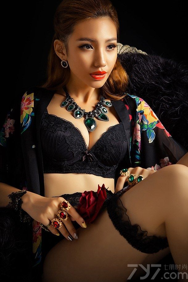 模特是目前非常流行的一个行业，当然也成为了千千万万宅男们休闲时的看点之一，看惯了各种清纯的美女们今天就来换下风格吧，这组性感模特私房写真，精致的妆容，闪亮的配饰，搭配黑色内衣，高端大气上档次，同时又不又不失性感。