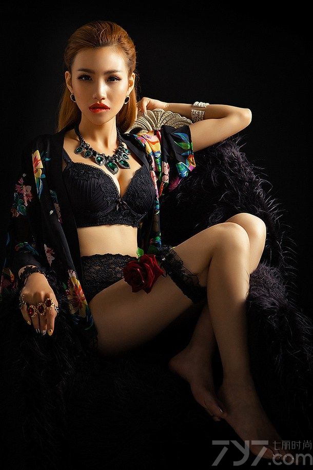 模特是目前非常流行的一个行业，当然也成为了千千万万宅男们休闲时的看点之一，看惯了各种清纯的美女们今天就来换下风格吧，这组性感模特私房写真，精致的妆容，闪亮的配饰，搭配黑色内衣，高端大气上档次，同时又不又不失性感。