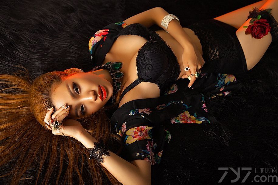模特是目前非常流行的一个行业，当然也成为了千千万万宅男们休闲时的看点之一，看惯了各种清纯的美女们今天就来换下风格吧，这组性感模特私房写真，精致的妆容，闪亮的配饰，搭配黑色内衣，高端大气上档次，同时又不又不失性感。