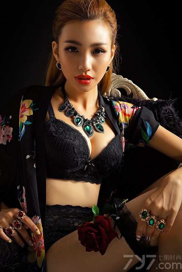 模特是目前非常流行的一个行业，当然也成为了千千万万宅男们休闲时的看点之一，看惯了各种清纯的美女们今天就来换下风格吧，这组性感模特私房写真，精致的妆容，闪亮的配饰，搭配黑色内衣，高端大气上档次，同时又不又不失性感。