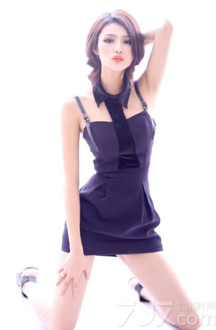 研依(Doris),1991年11月17日出生于浙江舟山,模特,新生代美女艺人,内地新晋嫩模,以百变著称,被誉为新一代的“宅男女神”。今天就为大家分享她的性感写真照，完美的身姿，傲人的身材，在镜头下摆出各种造型，妖娆魅惑，引爆眼球。