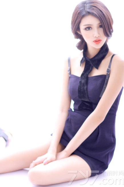 研依(Doris),1991年11月17日出生于浙江舟山,模特,新生代美女艺人,内地新晋嫩模,以百变著称,被誉为新一代的“宅男女神”。今天就为大家分享她的性感写真照，完美的身姿，傲人的身材，在镜头下摆出各种造型，妖娆魅惑，引爆眼球。