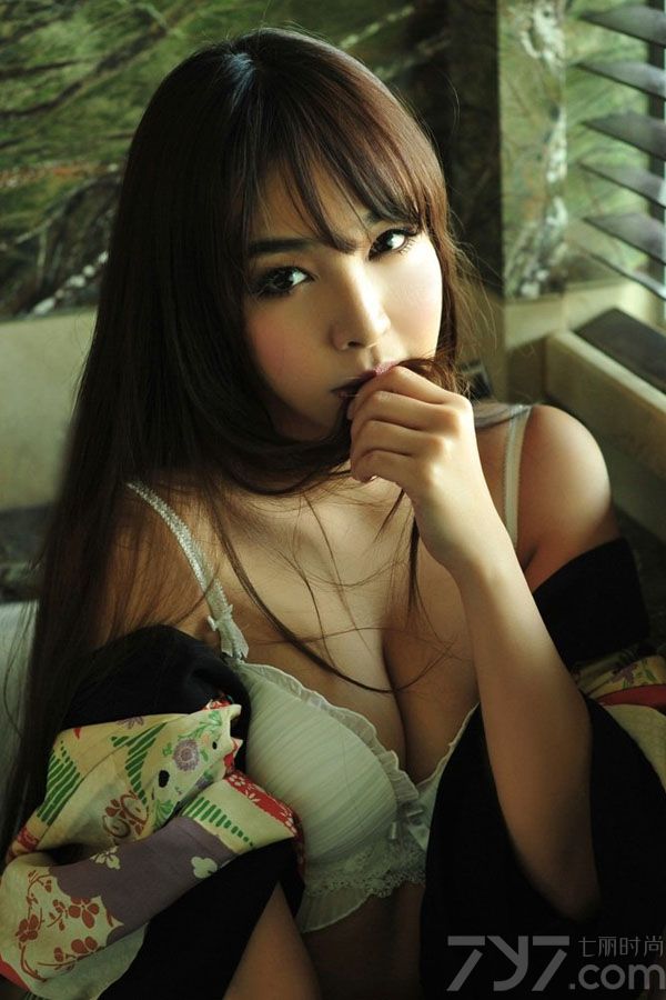 这组绝色美女性感写真图片，性感妖娆的身姿令人看了之后无法转移视线，白皙肌肤以及傲人美胸太有致命气息，不经意展露的妩媚表情更是引爆眼球，分享一组绝色美女性感私房写真图片，诱人身姿与致命美胸。