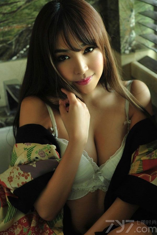 这组绝色美女性感写真图片，性感妖娆的身姿令人看了之后无法转移视线，白皙肌肤以及傲人美胸太有致命气息，不经意展露的妩媚表情更是引爆眼球，分享一组绝色美女性感私房写真图片，诱人身姿与致命美胸。