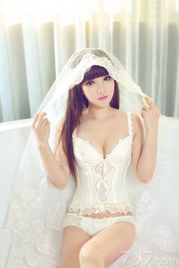 这组性感少女室内唯美写真图片，既可以是唯美又可以很性感的画面令人看了心动不已，白皙肌肤以及穿着白色比基尼，性感身姿令人无法转移视线，诱人画面太致命，分享一组性感少女闺房写真图片，私房的性感姿态太诱人。