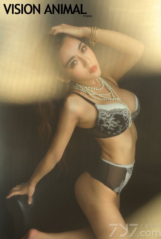 酒店的灯光时而明亮，时而昏暗。忽闪的灯光让MM的诱惑气质爆棚，绝色性感尤物在窗台边一展倩影，圆润挺拔的胸部让你大喷鼻血，魅惑比基尼勾勒出MM完美的身线，快来看看性感美女私房照写真吧！