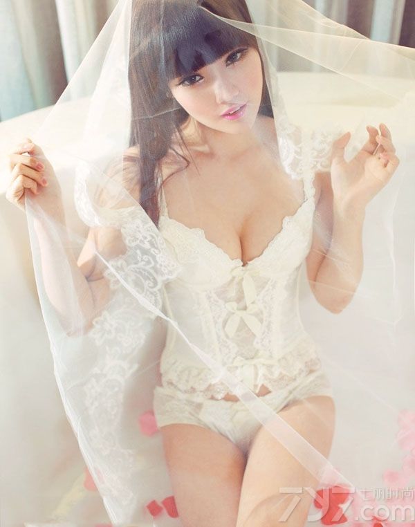 这组性感少女室内唯美写真图片，既可以是唯美又可以很性感的画面令人看了心动不已，白皙肌肤以及穿着白色比基尼，性感身姿令人无法转移视线，诱人画面太致命，分享一组性感少女闺房写真图片，私房的性感姿态太诱人。