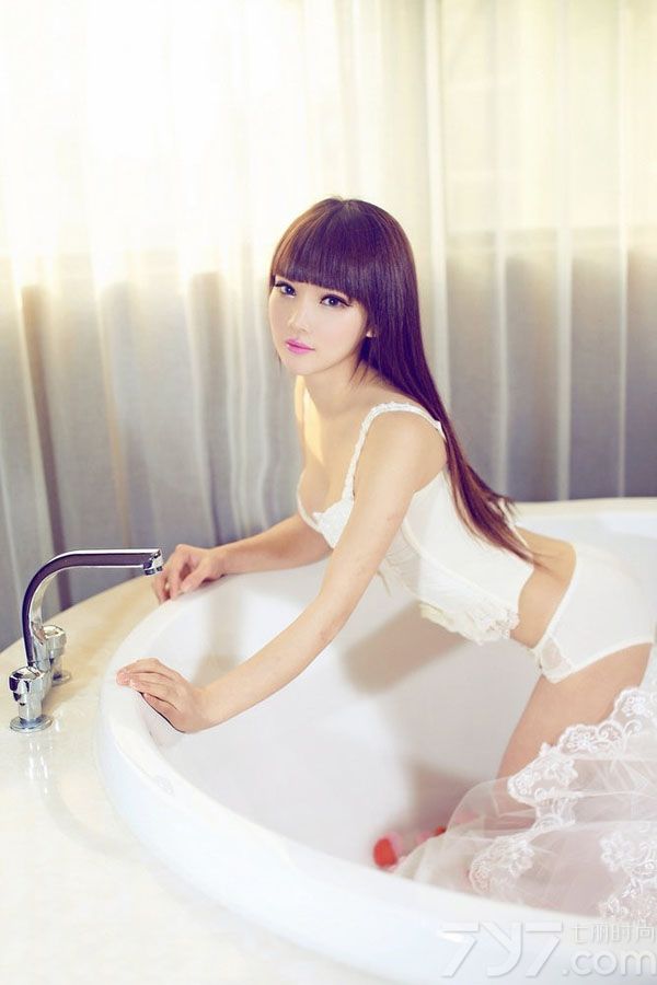 这组性感少女室内唯美写真图片，既可以是唯美又可以很性感的画面令人看了心动不已，白皙肌肤以及穿着白色比基尼，性感身姿令人无法转移视线，诱人画面太致命，分享一组性感少女闺房写真图片，私房的性感姿态太诱人。