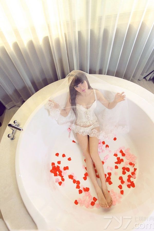 这组性感少女室内唯美写真图片，既可以是唯美又可以很性感的画面令人看了心动不已，白皙肌肤以及穿着白色比基尼，性感身姿令人无法转移视线，诱人画面太致命，分享一组性感少女闺房写真图片，私房的性感姿态太诱人。