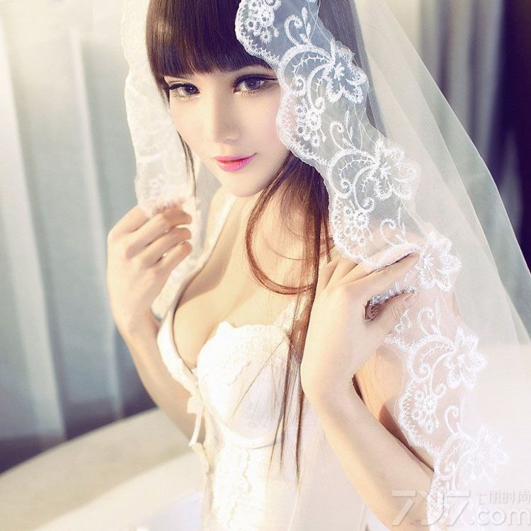 这组性感少女室内唯美写真图片，既可以是唯美又可以很性感的画面令人看了心动不已，白皙肌肤以及穿着白色比基尼，性感身姿令人无法转移视线，诱人画面太致命，分享一组性感少女闺房写真图片，私房的性感姿态太诱人。