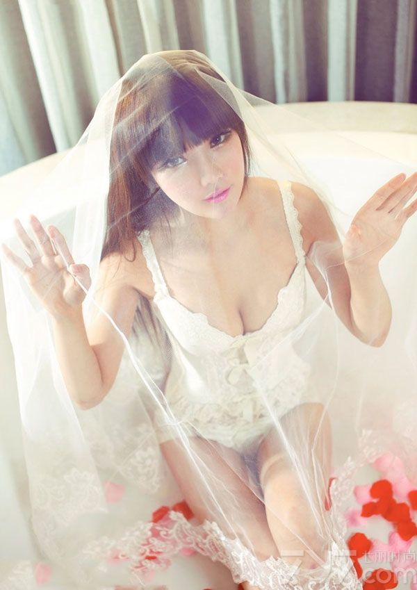 这组性感少女室内唯美写真图片，既可以是唯美又可以很性感的画面令人看了心动不已，白皙肌肤以及穿着白色比基尼，性感身姿令人无法转移视线，诱人画面太致命，分享一组性感少女闺房写真图片，私房的性感姿态太诱人。