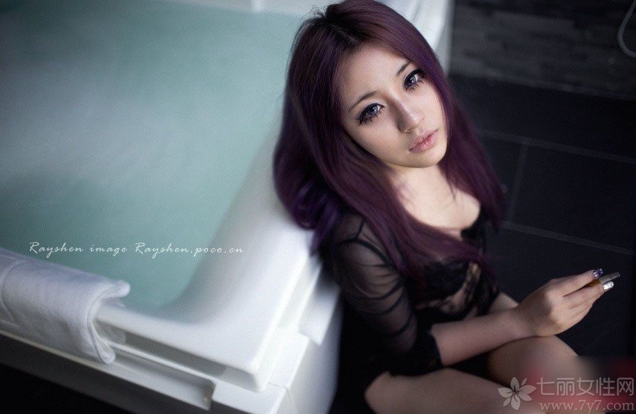 这组性感美女惊艳写真图片，穿着性感黑色比基尼让完美身材尽情展现，白皙肌肤也被衬托得更为诱人致命，性感长腿以及丰满美胸的诱惑力难以抵挡，分享一组性感美女惊艳写真图片，床上妩媚表情太魅惑众生。