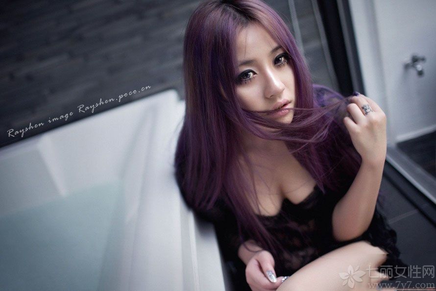 这组性感美女惊艳写真图片，穿着性感黑色比基尼让完美身材尽情展现，白皙肌肤也被衬托得更为诱人致命，性感长腿以及丰满美胸的诱惑力难以抵挡，分享一组性感美女惊艳写真图片，床上妩媚表情太魅惑众生。