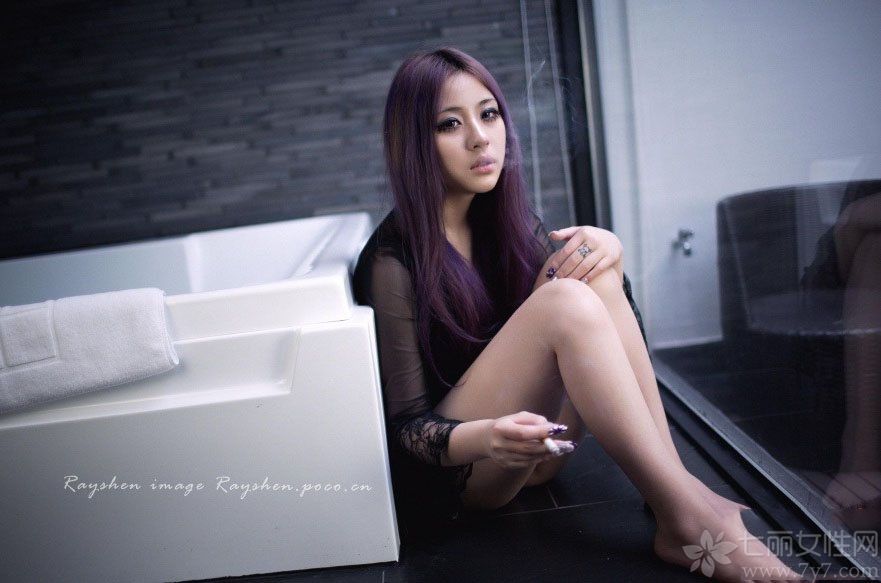 这组性感美女惊艳写真图片，穿着性感黑色比基尼让完美身材尽情展现，白皙肌肤也被衬托得更为诱人致命，性感长腿以及丰满美胸的诱惑力难以抵挡，分享一组性感美女惊艳写真图片，床上妩媚表情太魅惑众生。