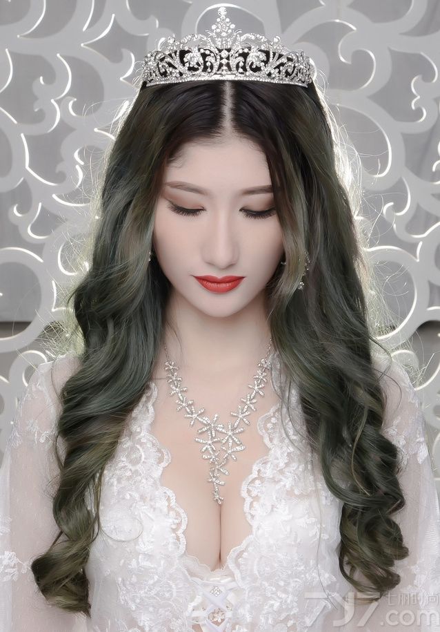 90后美女卢璐璐能歌善舞，模特舞台经验十分丰富，参加过《原色摄影》《绝色摄影》等杂志的封面拍摄，经常参加主持等活动。下面一起来看看90后美女卢璐璐透视性感写真，面具皇冠cos狠毒皇后图片。