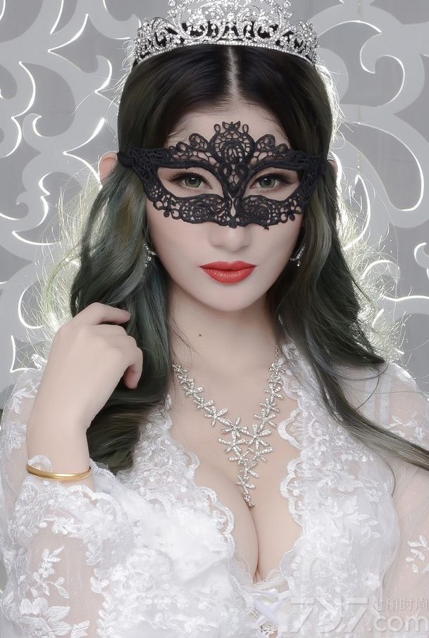 90后美女卢璐璐能歌善舞，模特舞台经验十分丰富，参加过《原色摄影》《绝色摄影》等杂志的封面拍摄，经常参加主持等活动。下面一起来看看90后美女卢璐璐透视性感写真，面具皇冠cos狠毒皇后图片。
