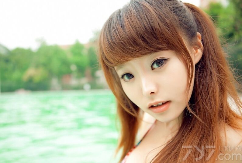 性感美女身穿比基尼大秀饱满的上围，可爱的模样令人忍不住一亲芳泽！下面就一起来看看这组经验系列写真，红颜回眸一笑实在是太勾魂，一颦一笑都印在你的心坎上哦。
