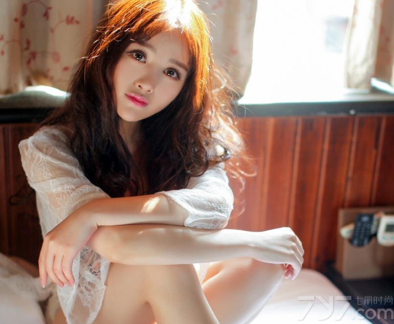 这组娇柔美女性感写真图片，白皙娇嫩的肌肤在穿着白色内衣显得更为诱人致命，丰满美胸以及性感长腿的诱人气息让人无法抵挡，浴缸内的湿身诱惑更是引爆眼球，分享一组娇柔美女性感写真图片，唯美白色内衣释放暧昧诱惑。