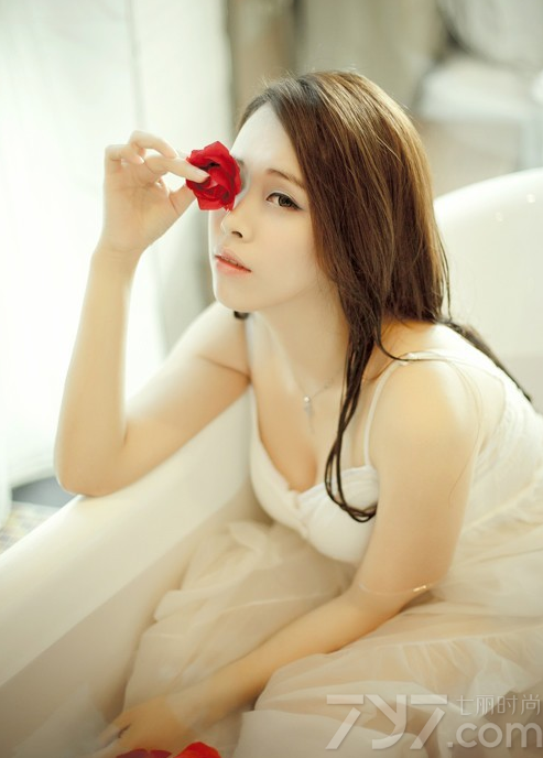 这组娇柔美女性感写真图片，白皙娇嫩的肌肤在穿着白色内衣显得更为诱人致命，丰满美胸以及性感长腿的诱人气息让人无法抵挡，浴缸内的湿身诱惑更是引爆眼球，分享一组娇柔美女性感写真图片，唯美白色内衣释放暧昧诱惑。