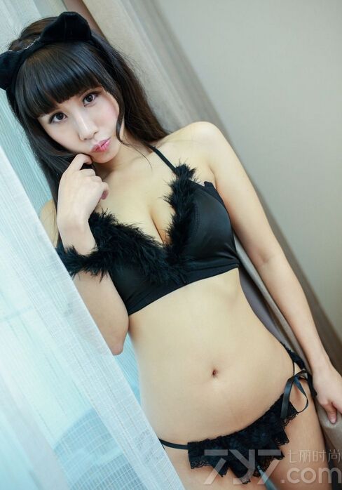 这位长相十分可爱的美女身穿粉色和黑色制服，大秀小蛮腰和丰满的上围！下面就一起来看看这组性感图片，美女化身兔女郎诱惑爆棚，身材超赞的性感宝贝！
