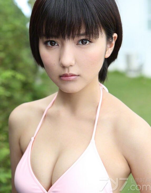 这位长相十分可爱的短发女生穿上比基尼也是看点十足哦，带一点肉感的身材看起来更加吸引人，下面就一起来看看这组比基尼美女写真，极品女生秀出自己的窈窕身姿。
