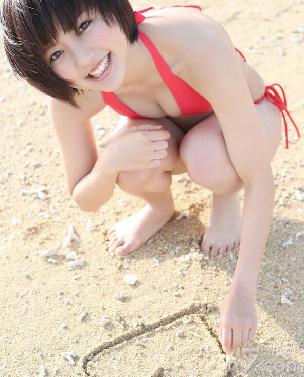这位长相十分可爱的短发女生穿上比基尼也是看点十足哦，带一点肉感的身材看起来更加吸引人，下面就一起来看看这组比基尼美女写真，极品女生秀出自己的窈窕身姿。
