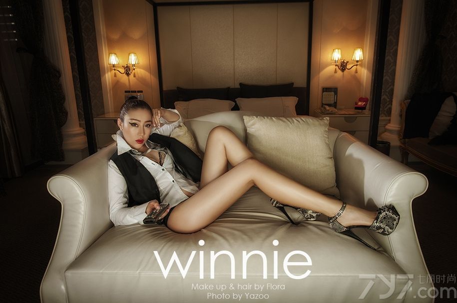 男人对女人的审美观一直停留在腿部，不仅是因为腿部的曲线让他们着迷，更因为男人对下体的无限渴望。坐在沙发上的MM大秀迷人长腿，黑白冷暴力服饰勾起男人征服的欲望。下面一起来看看冷暴力美女性感秀美腿图片，沙发or浴缸隐私部位若隐若现。