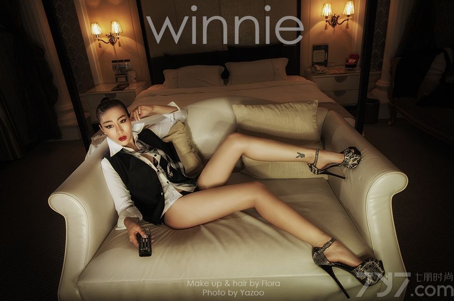 男人对女人的审美观一直停留在腿部，不仅是因为腿部的曲线让他们着迷，更因为男人对下体的无限渴望。坐在沙发上的MM大秀迷人长腿，黑白冷暴力服饰勾起男人征服的欲望。下面一起来看看冷暴力美女性感秀美腿图片，沙发or浴缸隐私部位若隐若现。