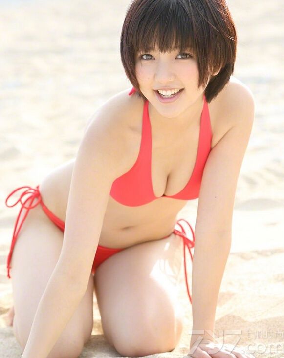 这位长相十分可爱的短发女生穿上比基尼也是看点十足哦，带一点肉感的身材看起来更加吸引人，下面就一起来看看这组比基尼美女写真，极品女生秀出自己的窈窕身姿。
