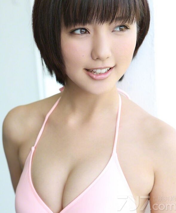 这位长相十分可爱的短发女生穿上比基尼也是看点十足哦，带一点肉感的身材看起来更加吸引人，下面就一起来看看这组比基尼美女写真，极品女生秀出自己的窈窕身姿。
