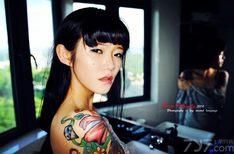 红色、绿色、蓝色、黄色、黑色等不同色调在MM身上绘成了一道风景，花卉的图案显得诡异又妖邪，刚刚苏醒的朦胧双眼适应不了烈日的强光，下面一起来看看性感尤物纹身秀人体艺术图片，朦胧双眼裸露上半身。