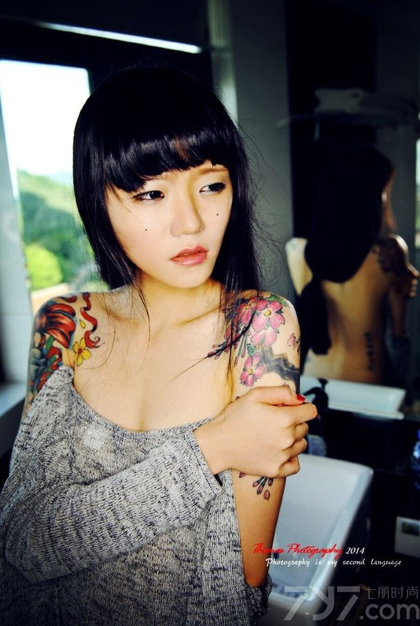 红色、绿色、蓝色、黄色、黑色等不同色调在MM身上绘成了一道风景，花卉的图案显得诡异又妖邪，刚刚苏醒的朦胧双眼适应不了烈日的强光，下面一起来看看性感尤物纹身秀人体艺术图片，朦胧双眼裸露上半身。