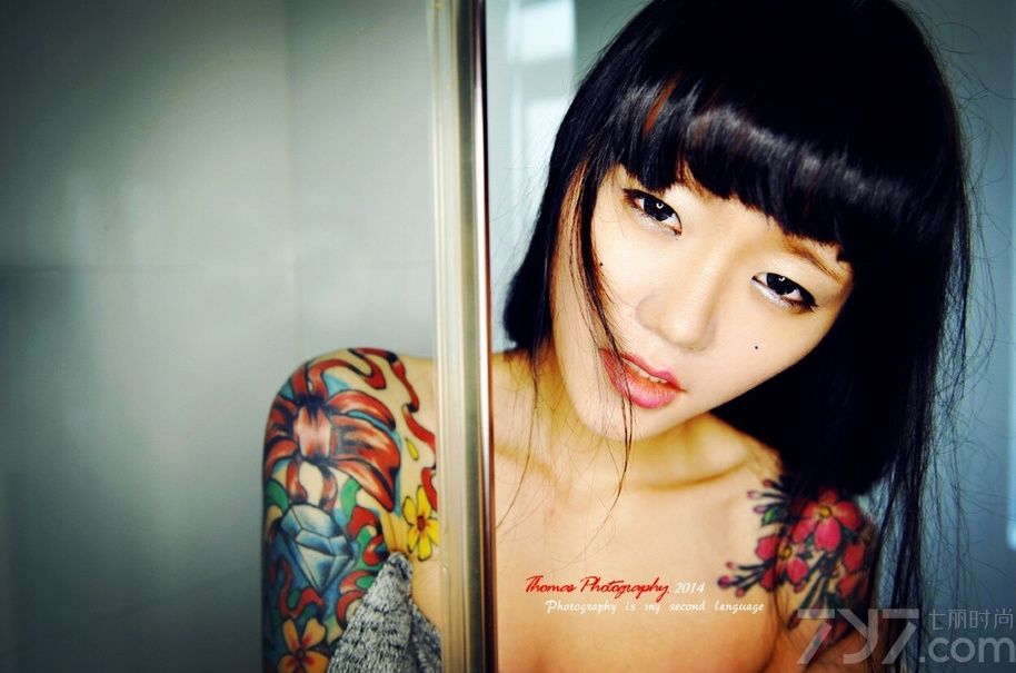 红色、绿色、蓝色、黄色、黑色等不同色调在MM身上绘成了一道风景，花卉的图案显得诡异又妖邪，刚刚苏醒的朦胧双眼适应不了烈日的强光，下面一起来看看性感尤物纹身秀人体艺术图片，朦胧双眼裸露上半身。