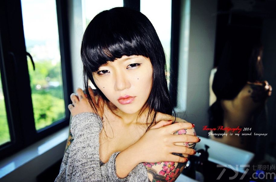 红色、绿色、蓝色、黄色、黑色等不同色调在MM身上绘成了一道风景，花卉的图案显得诡异又妖邪，刚刚苏醒的朦胧双眼适应不了烈日的强光，下面一起来看看性感尤物纹身秀人体艺术图片，朦胧双眼裸露上半身。