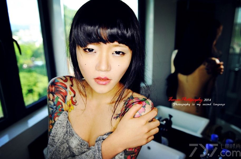 红色、绿色、蓝色、黄色、黑色等不同色调在MM身上绘成了一道风景，花卉的图案显得诡异又妖邪，刚刚苏醒的朦胧双眼适应不了烈日的强光，下面一起来看看性感尤物纹身秀人体艺术图片，朦胧双眼裸露上半身。