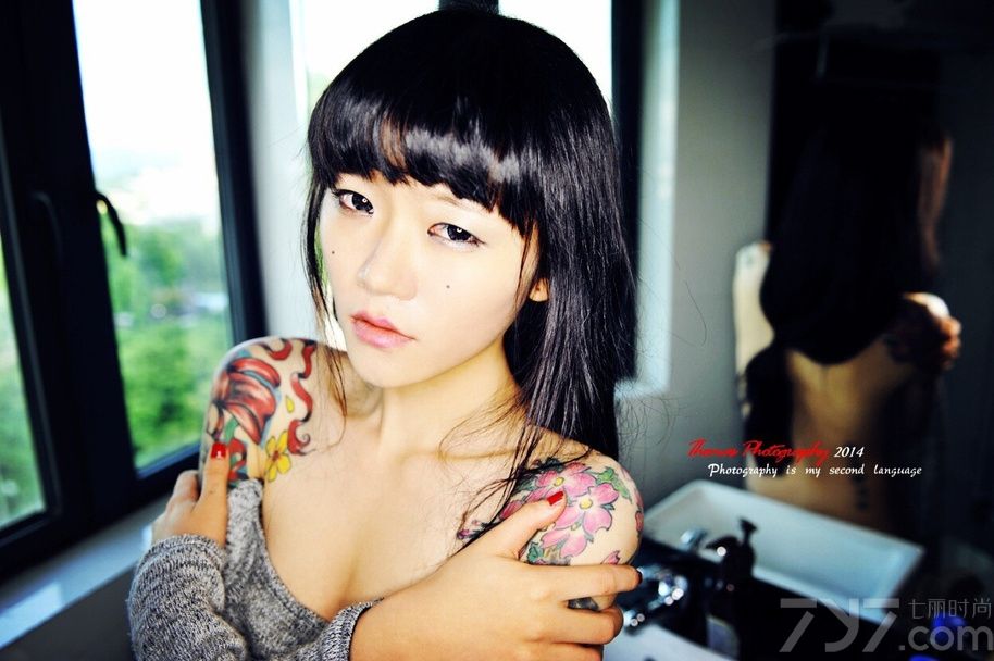 红色、绿色、蓝色、黄色、黑色等不同色调在MM身上绘成了一道风景，花卉的图案显得诡异又妖邪，刚刚苏醒的朦胧双眼适应不了烈日的强光，下面一起来看看性感尤物纹身秀人体艺术图片，朦胧双眼裸露上半身。