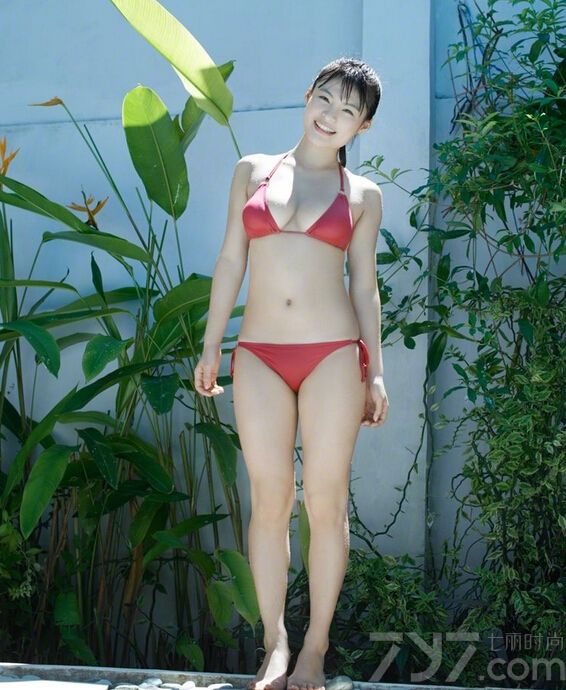 这位长相十分萝莉的女生身穿玫红色的比基尼大秀好身材，白皙又丰满令人非常羡慕。下面就一起来欣赏这组性感又清新的图片！D罩杯的上围瞬间秒杀众菲林，号称史上最迷人的乳沟哦。
