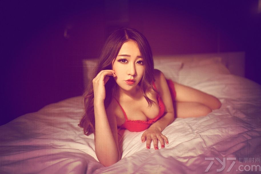 酒店暗黄的灯光下，映衬着MM极致诱惑的面庞。红艳的情趣睡衣高调诠释着一颗寂寞的心，逆天大长腿打造出黄金比例身材。趴在床上的她用渴望的眼神注视着你，还在等什么，快来看看这组惊艳美女展现性感酥胸图片，红艳情趣睡衣挑逗宅男们不安的心。