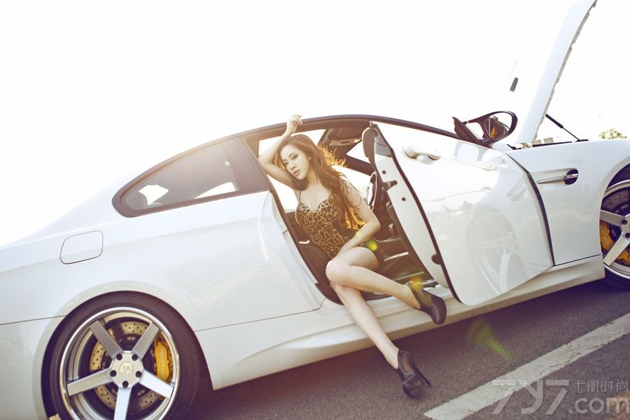 这组豹纹美女性感户外写真图片，与时尚豪车一起展示别样的性感魅力，特别是穿着豹纹服饰让狂野性感完美展现，白皙肌肤与性感长腿太过诱人，豪车配美女名不虚传。分享豹纹美女性感写真图片 ，豪车与美女双重致命诱惑。