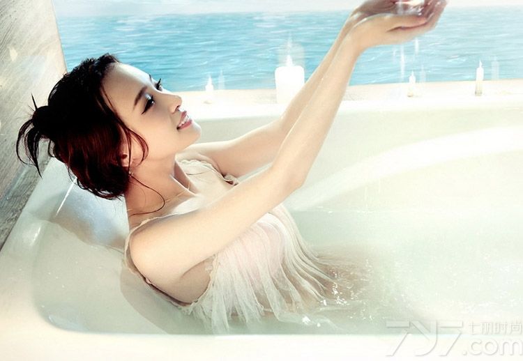 这组性感美女美女内衣写真图片，充满致命诱惑冲击力的黑色内衣，将白皙肌肤衬托的更加有诱惑力，丰满美胸以及性感长腿都是致命的画面，性感湿身的诱惑更是令人无法抗拒，分享白皙美女性感内衣写真图片，看性感湿身画面令人着迷。