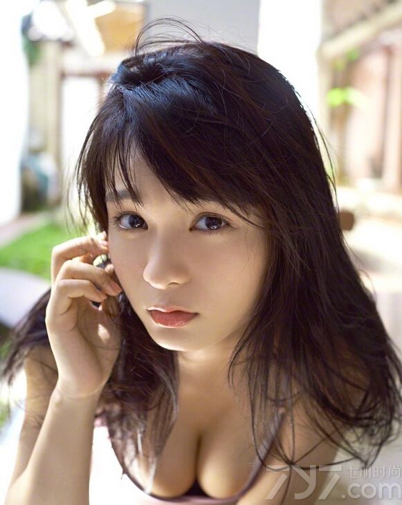 这位新晋的少妇美女面孔十分精致，丰满的身材韵味十足，身穿白色小比基尼差点春光乍泄！甜美的笑容和白皙的肌肤一定能融化你的内心哦，下面就一起来看看这组居家性感写真图片吧！