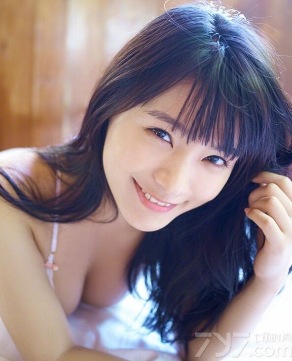 这位新晋的少妇美女面孔十分精致，丰满的身材韵味十足，身穿白色小比基尼差点春光乍泄！甜美的笑容和白皙的肌肤一定能融化你的内心哦，下面就一起来看看这组居家性感写真图片吧！