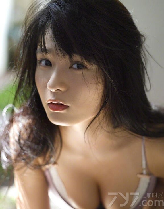 这位新晋的少妇美女面孔十分精致，丰满的身材韵味十足，身穿白色小比基尼差点春光乍泄！甜美的笑容和白皙的肌肤一定能融化你的内心哦，下面就一起来看看这组居家性感写真图片吧！