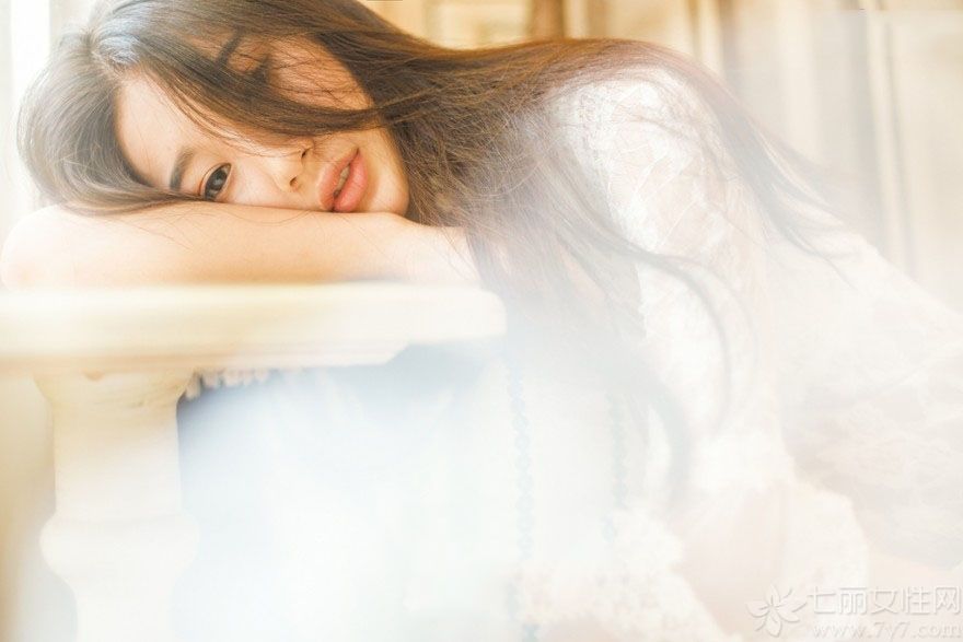 这组长腿美女性感写真图片，用白色梦幻的蕾丝衬托出性感完美的身材，白皙肌肤和性感长腿都能完美展现，傲人的丰满美胸充满了致命的诱惑气息。分享长腿美女性感写真图片，看美艳娇娘的蕾丝诱惑。