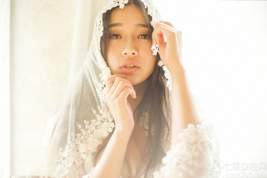 这组长腿美女性感写真图片，用白色梦幻的蕾丝衬托出性感完美的身材，白皙肌肤和性感长腿都能完美展现，傲人的丰满美胸充满了致命的诱惑气息。分享长腿美女性感写真图片，看美艳娇娘的蕾丝诱惑。