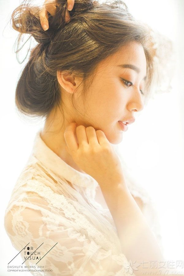 这组长腿美女性感写真图片，用白色梦幻的蕾丝衬托出性感完美的身材，白皙肌肤和性感长腿都能完美展现，傲人的丰满美胸充满了致命的诱惑气息。分享长腿美女性感写真图片，看美艳娇娘的蕾丝诱惑。