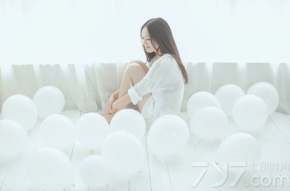 这组清新美少女室内性感写真图片，虽没有穿着性感比基尼，但一件白衬衫也能衬托出致命的诱惑感，白皙肌肤以及性感长腿引爆眼球，慵懒的妩媚更让人怦然心动。分享一组清新美少女性感写真图片，看白衬衣下的性感长腿更迷人。