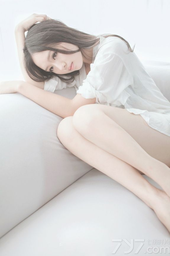 这组清新美少女室内性感写真图片，虽没有穿着性感比基尼，但一件白衬衫也能衬托出致命的诱惑感，白皙肌肤以及性感长腿引爆眼球，慵懒的妩媚更让人怦然心动。分享一组清新美少女性感写真图片，看白衬衣下的性感长腿更迷人。