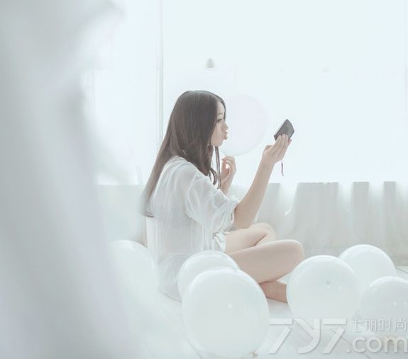 这组清新美少女室内性感写真图片，虽没有穿着性感比基尼，但一件白衬衫也能衬托出致命的诱惑感，白皙肌肤以及性感长腿引爆眼球，慵懒的妩媚更让人怦然心动。分享一组清新美少女性感写真图片，看白衬衣下的性感长腿更迷人。